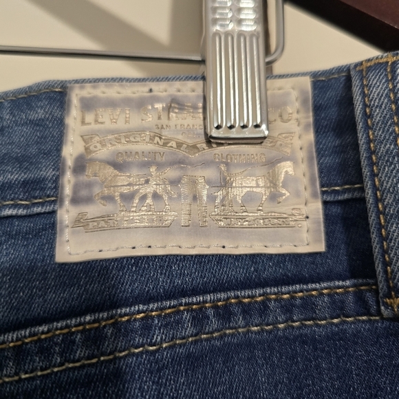 ⭐️40% Off⭐️ Levi's Boyfriend Skinny with Distressed Stitched Patch - Picture 7 of 15